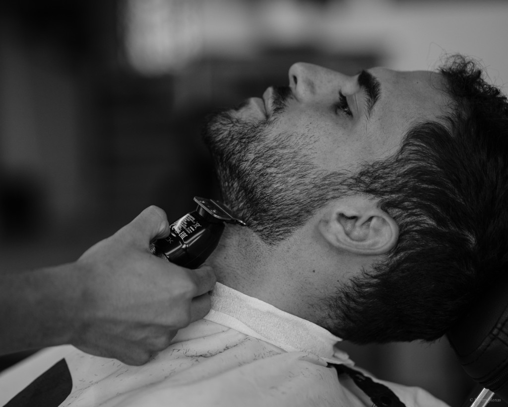Περιποίηση γενειάδας με μηχανή σε barber shop