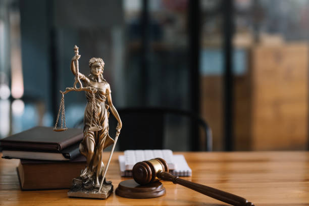 Άγαλμα της Θέμιδας και σφυρί δικαστή, νομικές πληροφορίες