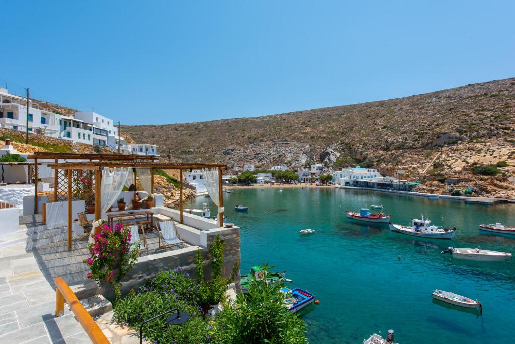 Psarona Sifnos, θέα στον όρμο του Χερρόνησου με βάρκες και καθαρά νερά