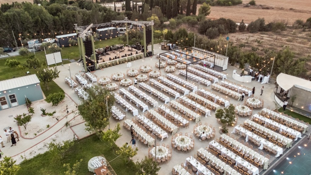 The Legacy Venue, στημένος χώρος γάμου με τραπέζια και σκηνικό στην Κύπρο