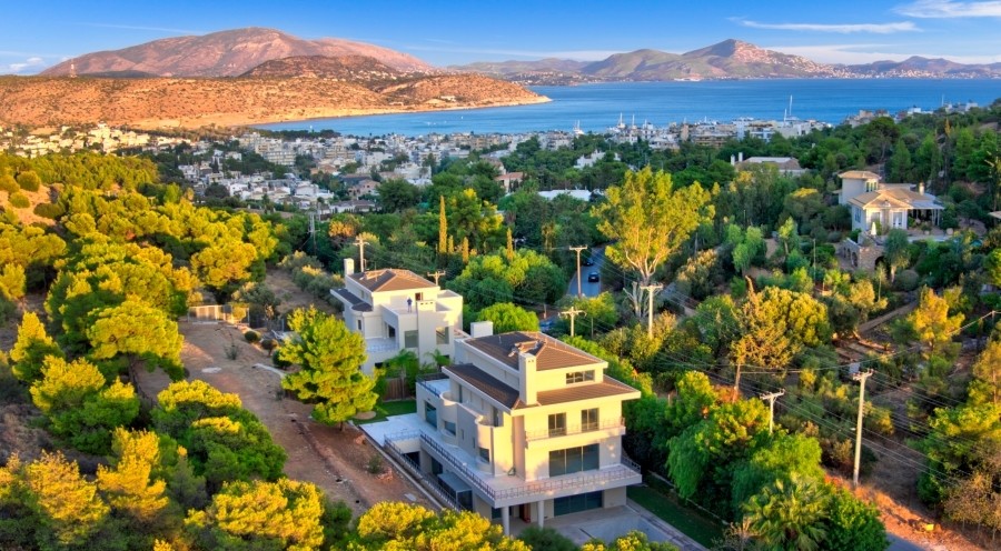 Ακίνητα και βίλες στη Βουλιαγμένη με θέα τη θάλασσα